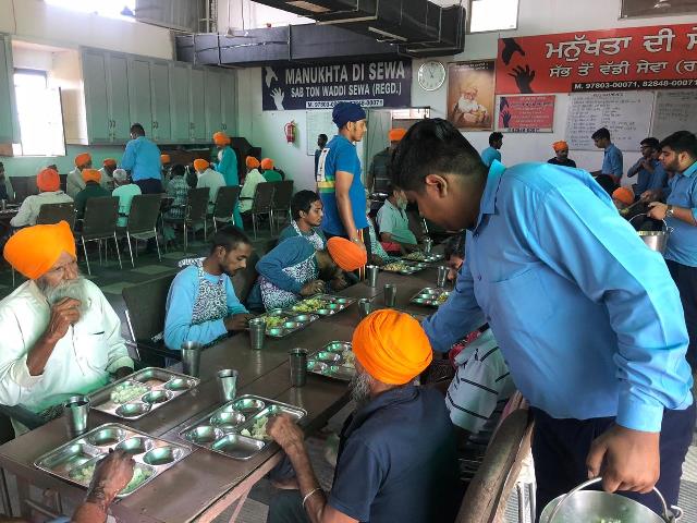 Students paid a visit to Manukhta Di Seva Society
